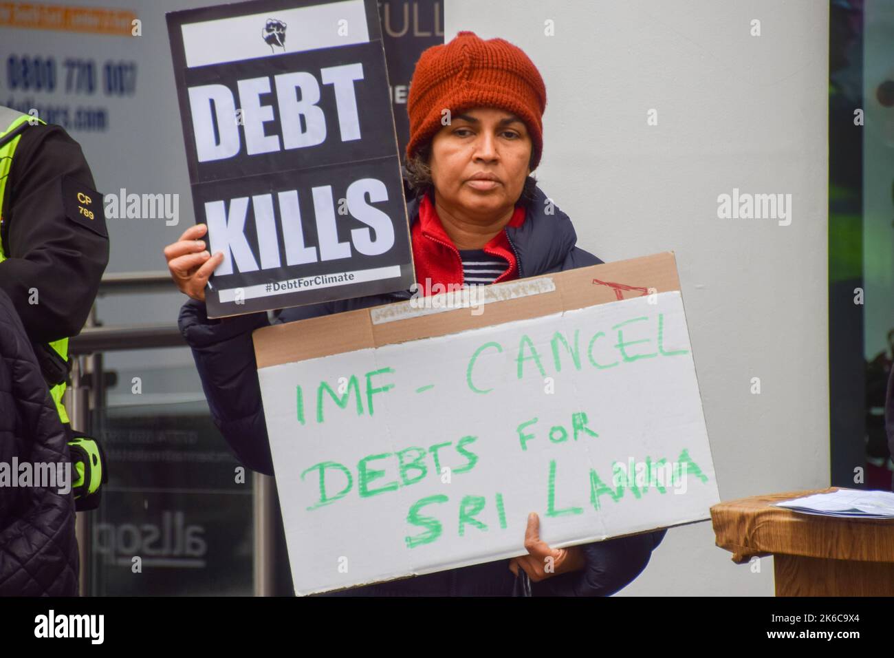 Londres, Royaume-Uni. 13th octobre 2022. Des manifestants se sont rassemblés devant le bureau de Londres de la Banque mondiale pour exiger que le FMI et la Banque mondiale annulent les dettes du Sud mondial pour la justice climatique. Credit: Vuk Valcic/Alamy Live News Banque D'Images