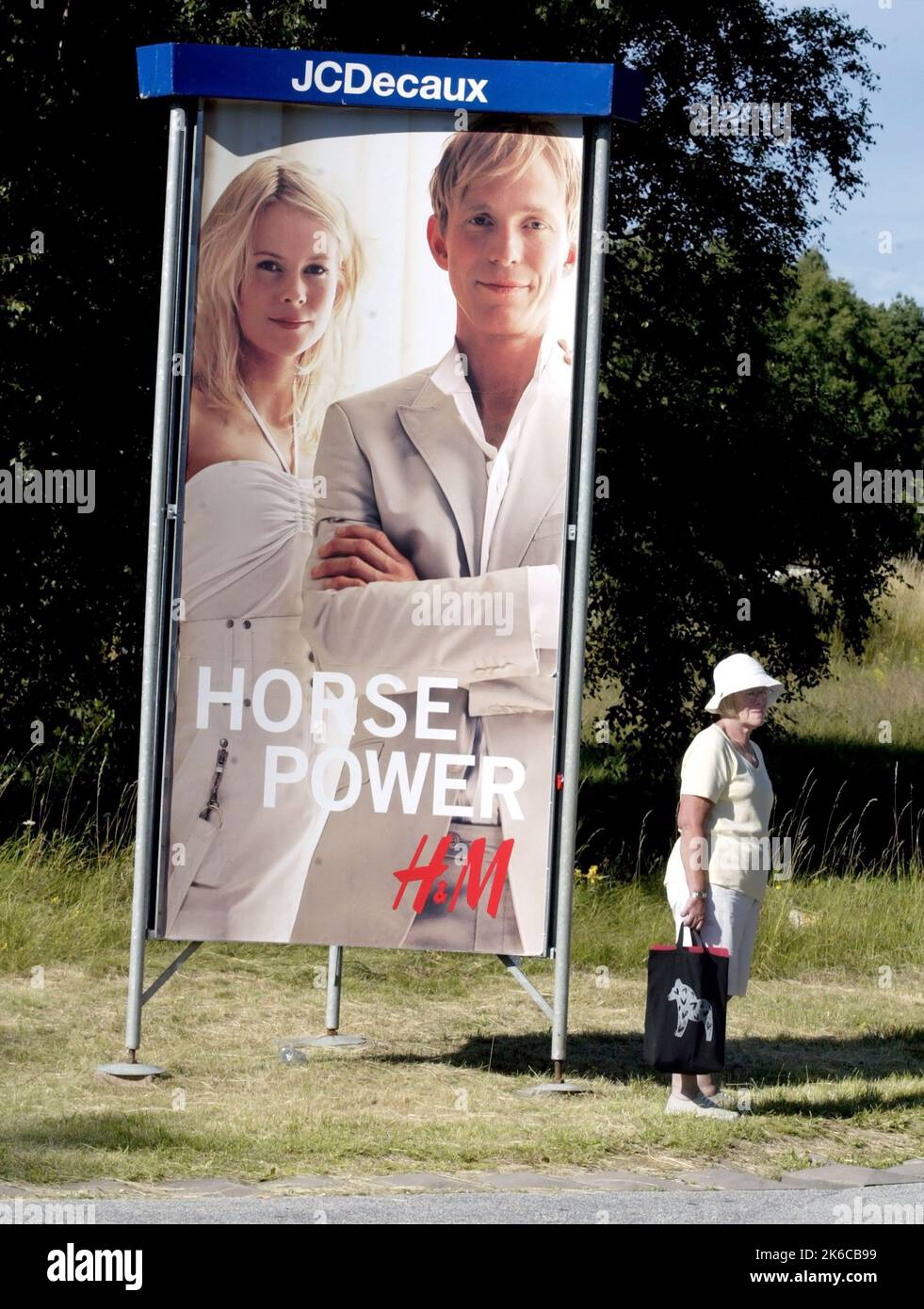 Panneau publicitaire pour H & M Hennes & Mauritz AB avec les cavaliers Malin Baryard et Peder Fredricson pendant le spectacle équestre de Falsterbo. Banque D'Images