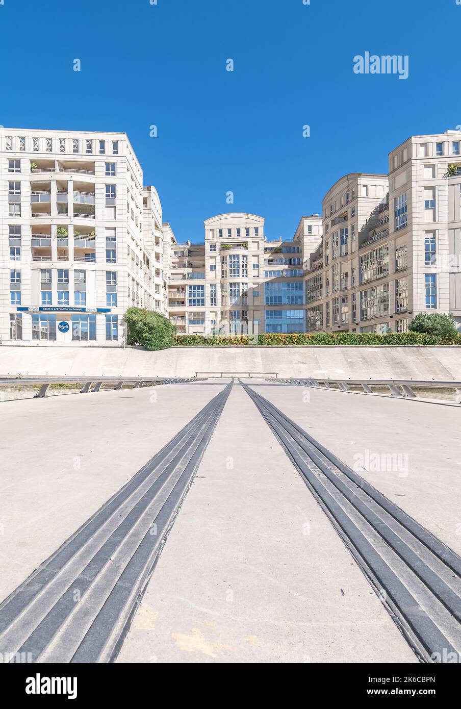 Résidences sur les rives de la Lez à Montpellier, France. Banque D'Images