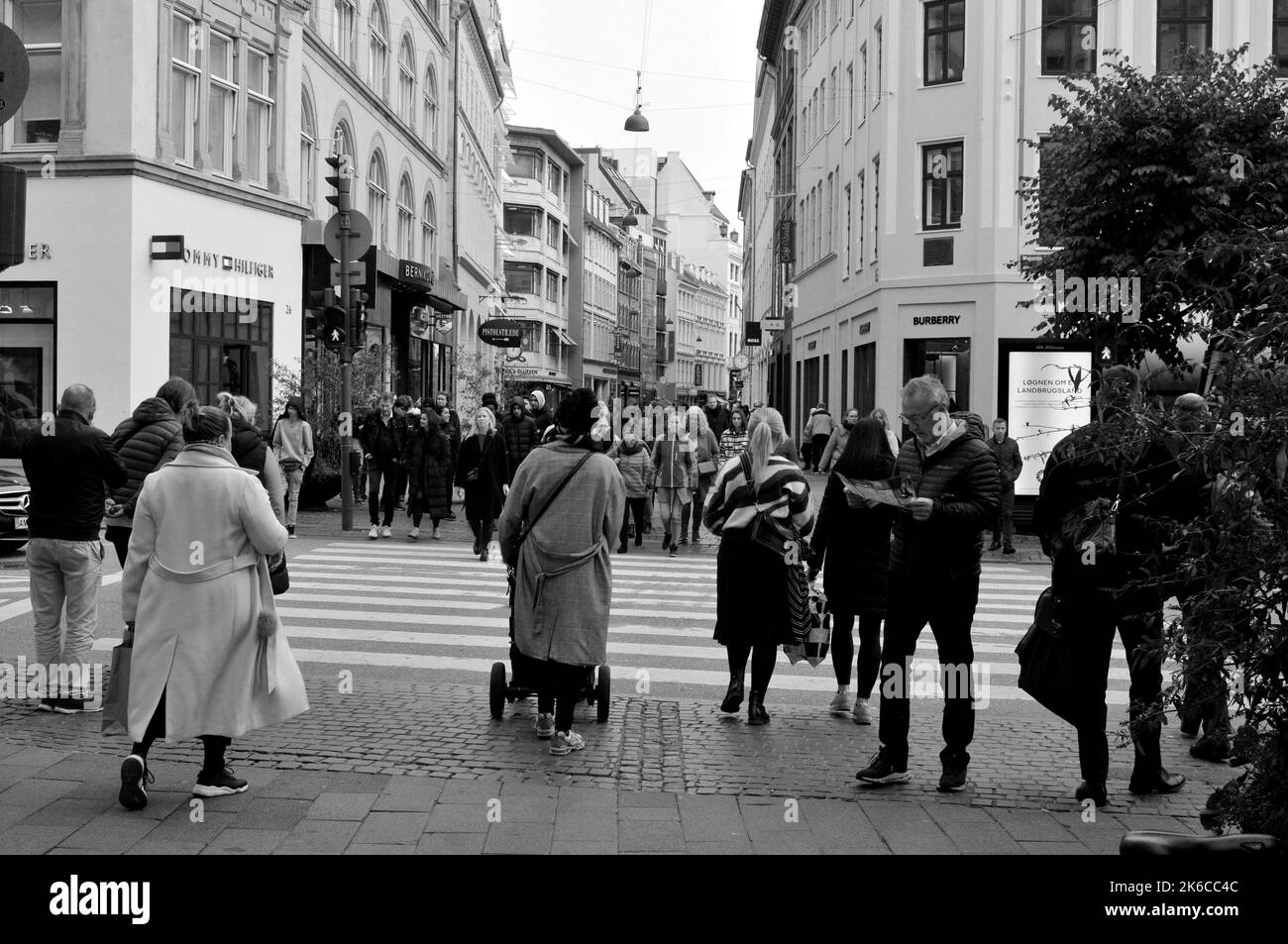 Copenahgen /Danemark/13 OIctober 2022/Shopps et visiteur sur la rue financière danoise de stroeget dans la capitale. (Photo. Francis Joseph Dean/Dean photos. Banque D'Images