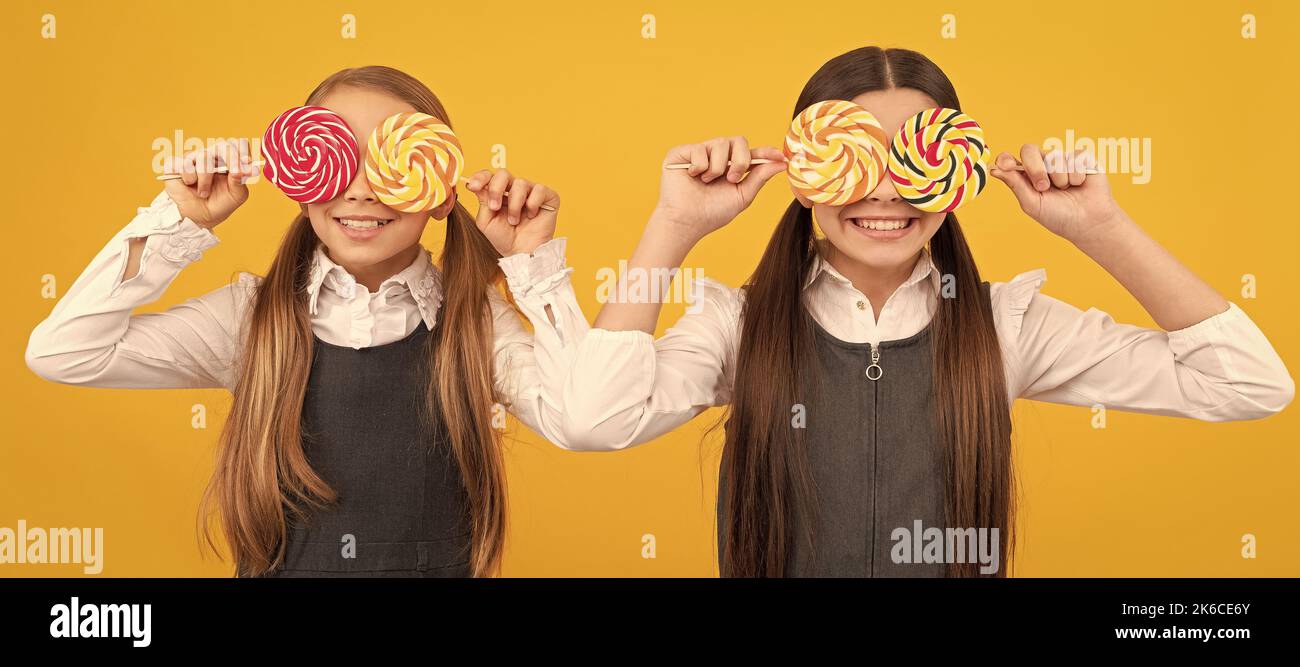 Look élégant. Les élèves amusants couvrent les yeux avec des sucettes. Éducation scolaire. Une vie toujours douce. Adolescent avec bonbons, affiche en-tête de bannière, espace de copie. Banque D'Images