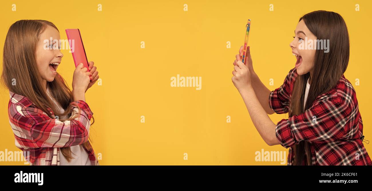 École filles amis. Les enfants heureux dans une chemise à carreaux décontractés s'amusant avec des carnets, l'école. Bannière de l'élève de la jeune fille. École enfant élève Banque D'Images