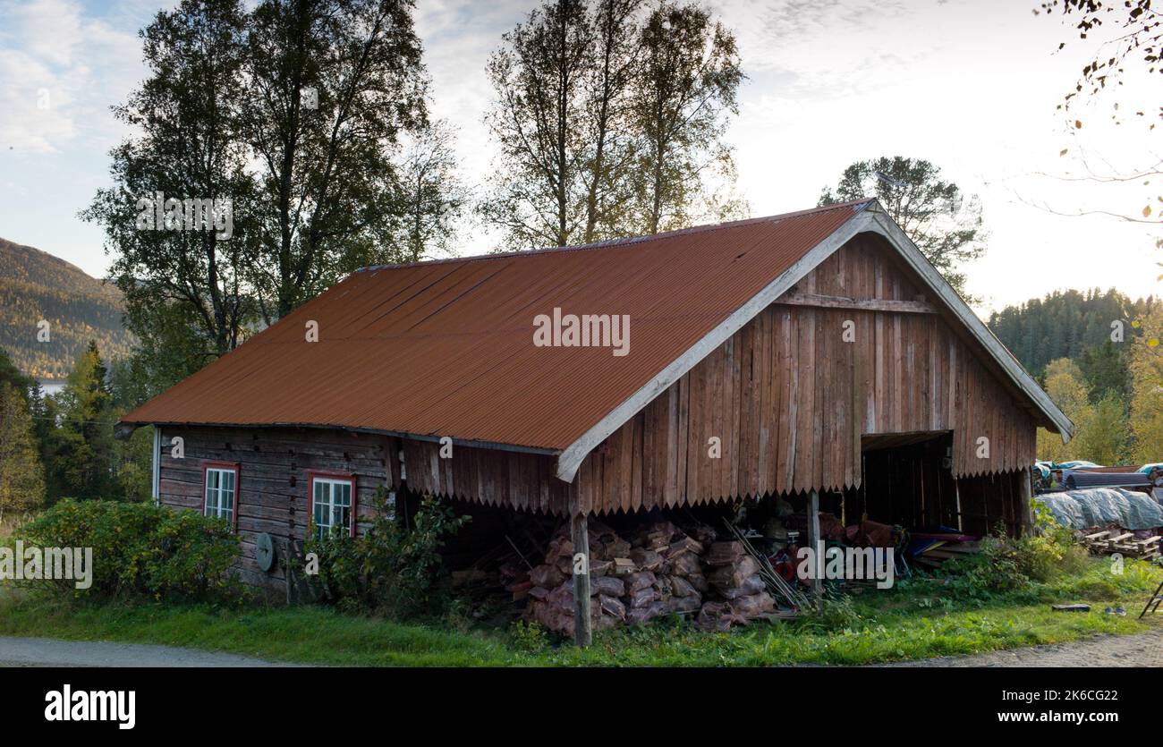 Grange en bois de style traditionnel dans un cadre rural Banque D'Images