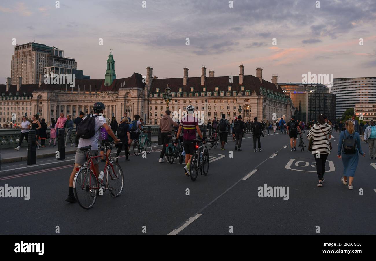 Des foules de gens marchent sur la route au-dessus du pont de Westminster en profitant de la fermeture de la route en raison de la Reine couché dans la cérémonie d'état. Banque D'Images