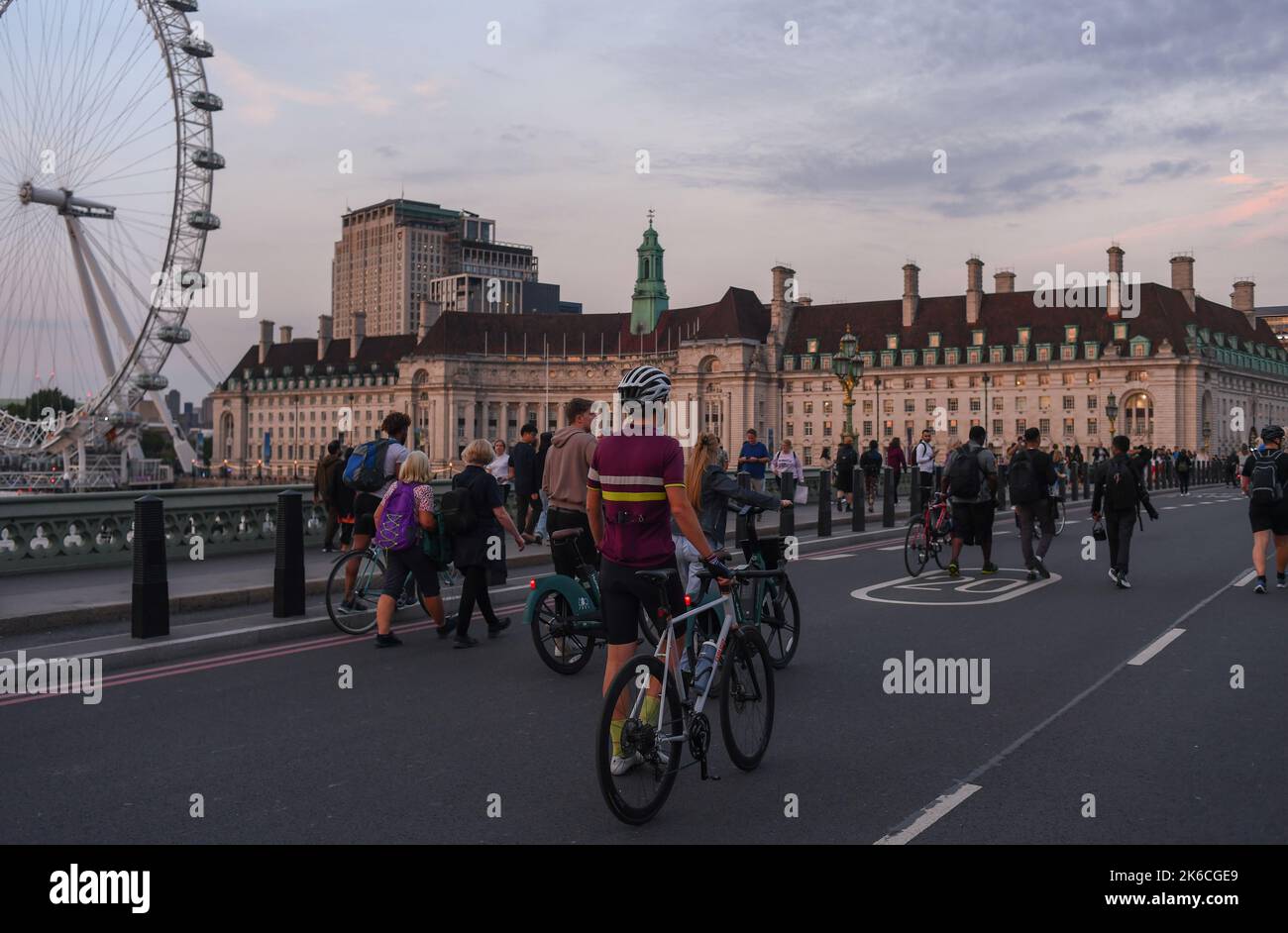Des foules de gens marchent sur la route au-dessus du pont de Westminster en profitant de la fermeture de la route en raison de la Reine couché dans la cérémonie d'état. Banque D'Images