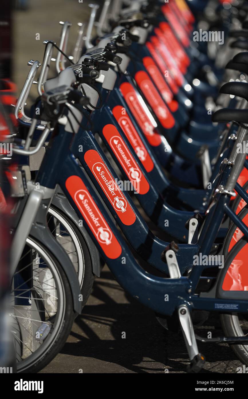 Rangées de Santander sponsorisé location de vélos gros plans garés près de la Tour de Londres Royaume-Uni. Banque D'Images