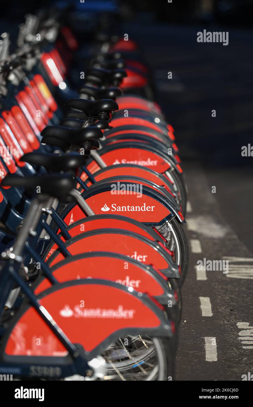 Rangées de Santander sponsorisé location de vélos gros plans garés près de la Tour de Londres Royaume-Uni. Banque D'Images