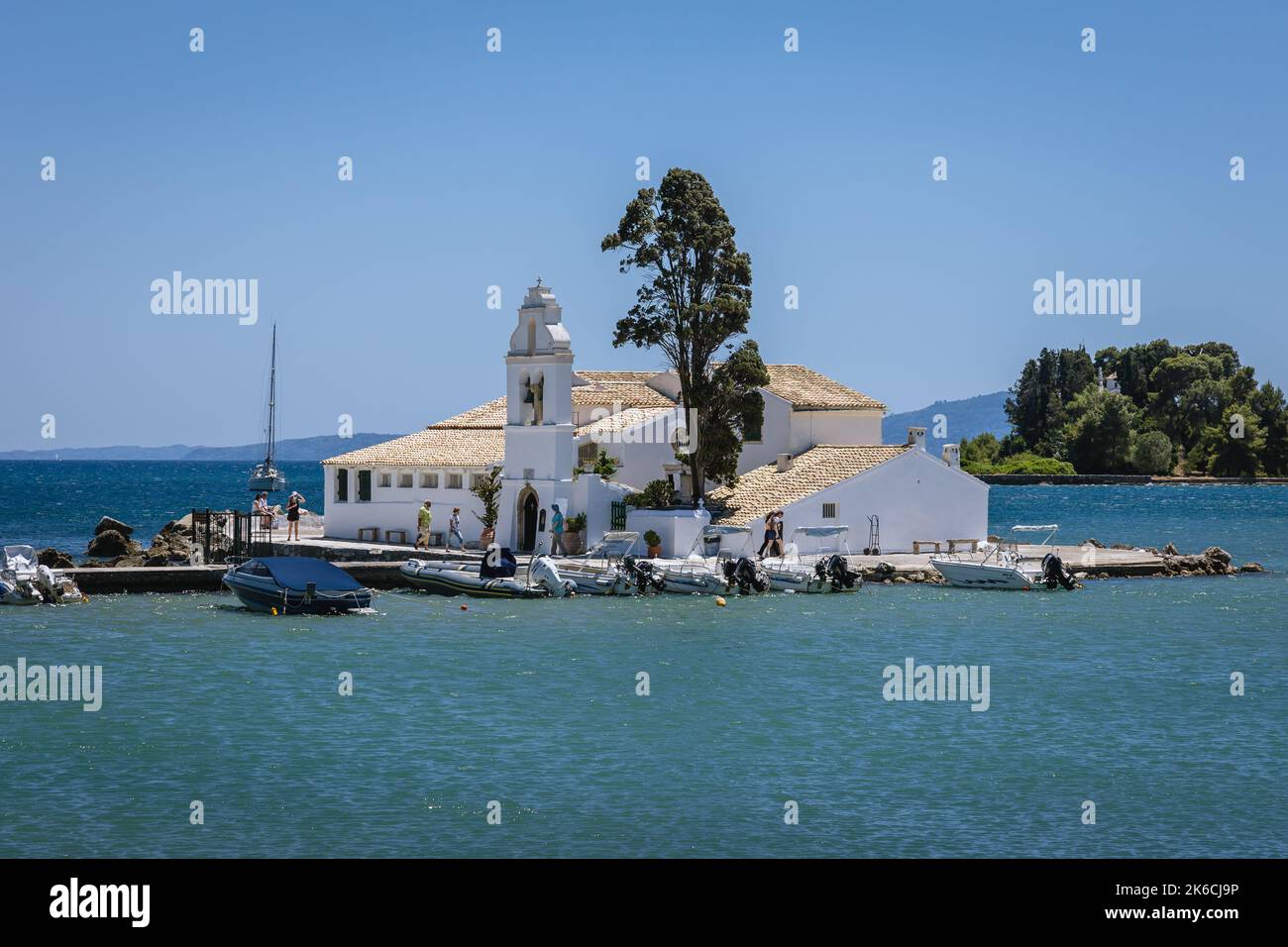 Monastère de Vlacherna et île de Pontikonisi dans la région de Kanoni de la ville de Corfou sur l'île de Corfou, îles Ioniennes, Grèce Banque D'Images