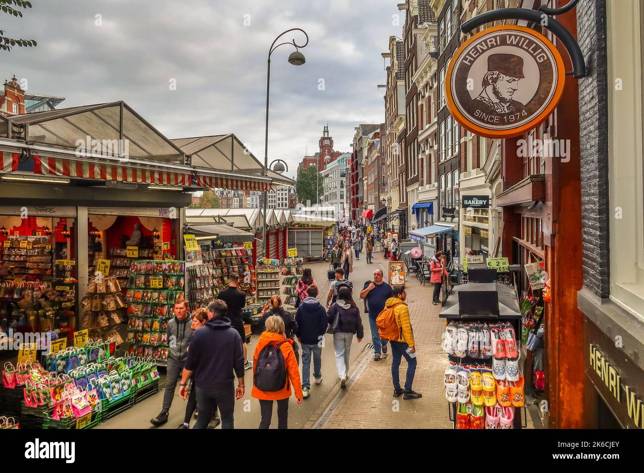 Amsterdam, pays-Bas. Octobre 2022. Le marché flottant des fleurs à Amsterdam. Photo de haute qualité Banque D'Images