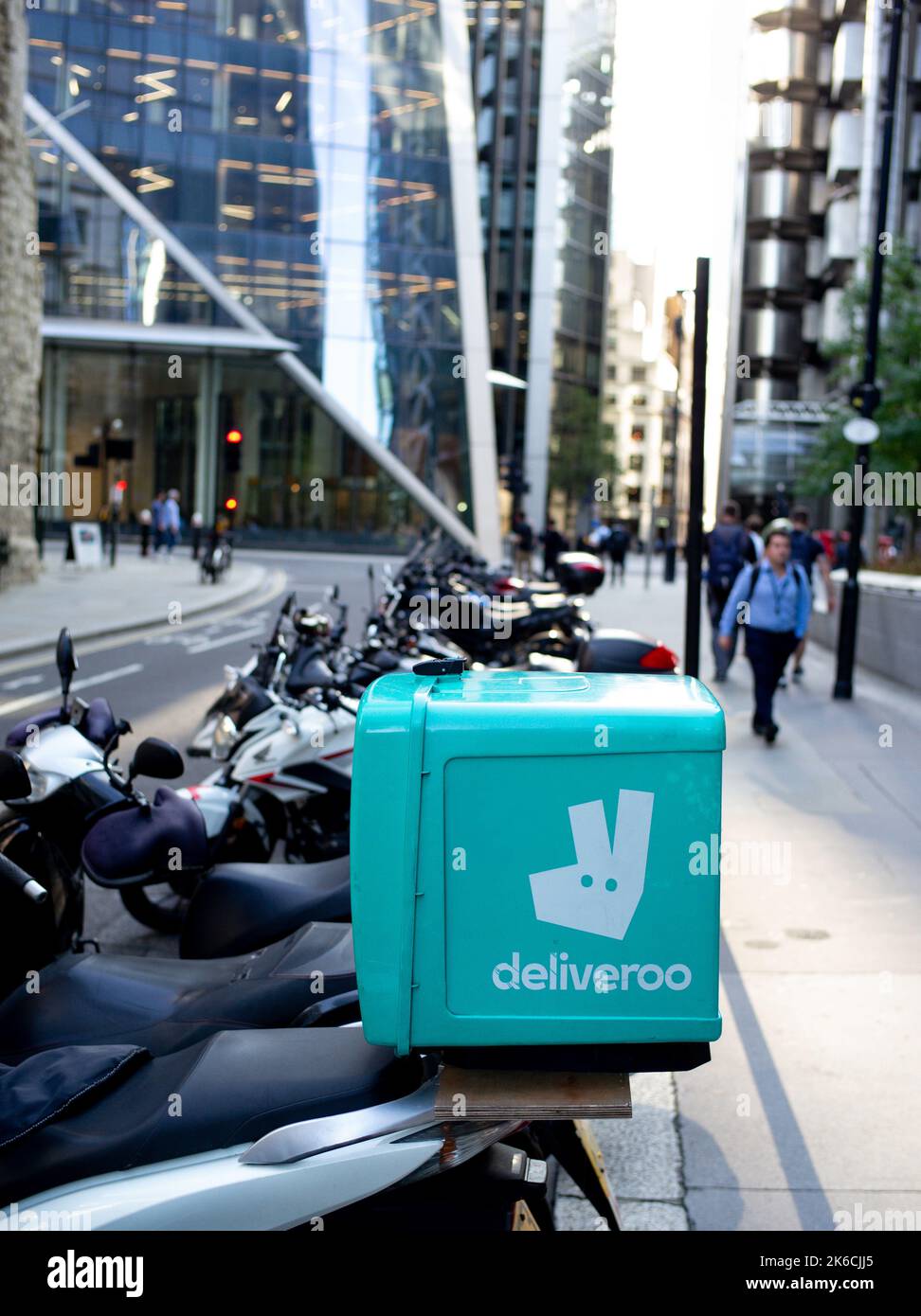 Gros plan sur le porte-moto en stationnement de Deliveroo monté à l'arrière d'une moto dans le quartier financier de Londres au Royaume-Uni Banque D'Images