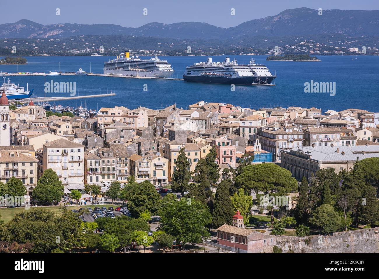 Vue aérienne depuis l'ancienne forteresse vénitienne de Corfou sur une île grecque de Corfou, bateaux de croisière dans le Nouveau port sur le bakcenground Banque D'Images