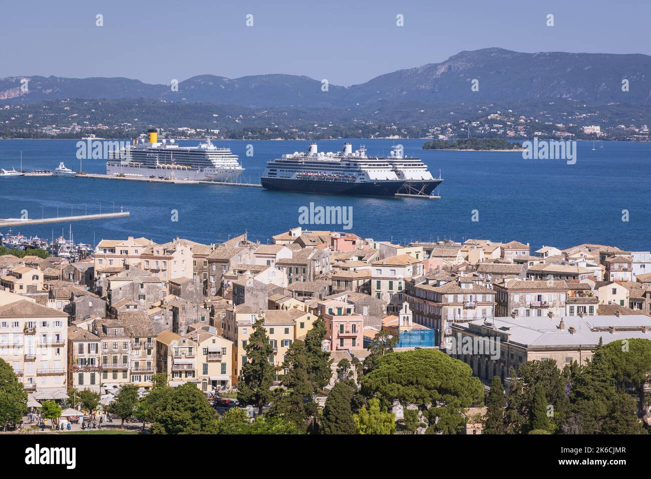 Vue aérienne depuis l'ancienne forteresse vénitienne de Corfou sur une île grecque de Corfou, bateaux de croisière dans le Nouveau port sur le bakcenground Banque D'Images