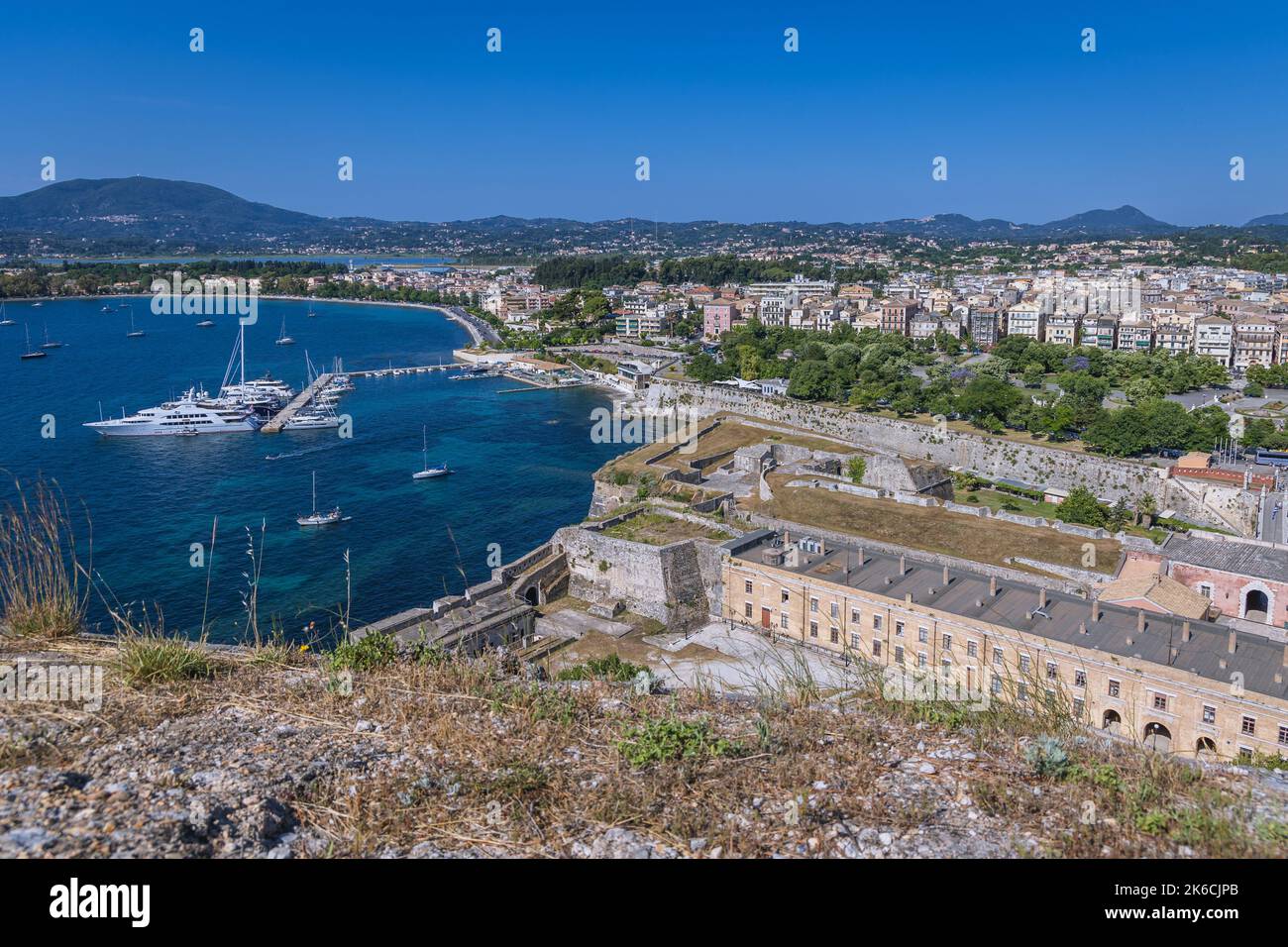 Vue aérienne depuis le sommet de l'ancienne forteresse vénitienne dans la ville de Corfou, sur une île grecque de Corfou Banque D'Images