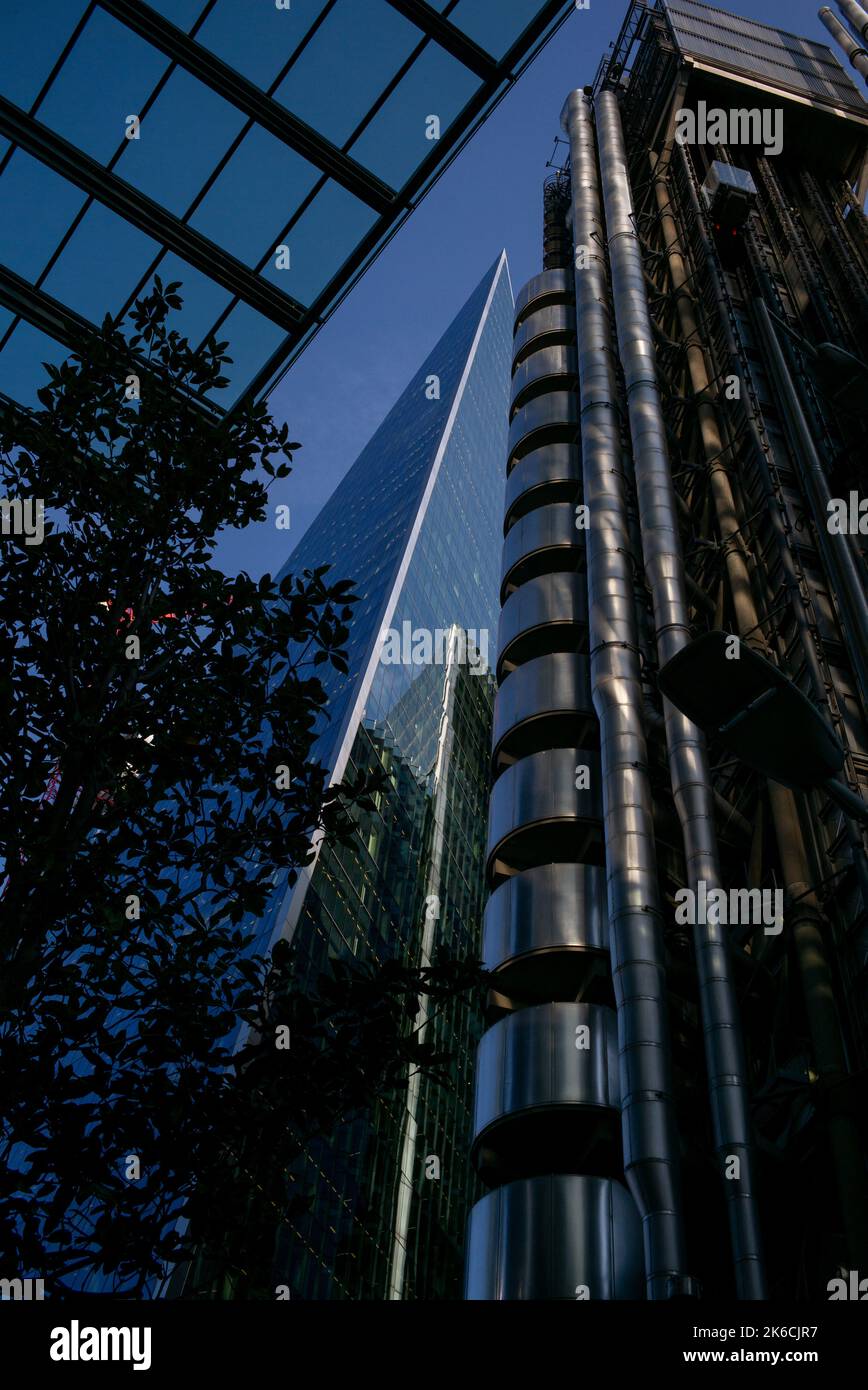 Coup de feu à faible angle sur les gratte-ciels dans le quartier financier de Londres, au Royaume-Uni. lloyds Building, le Scalpel The Square Mile. Banque D'Images
