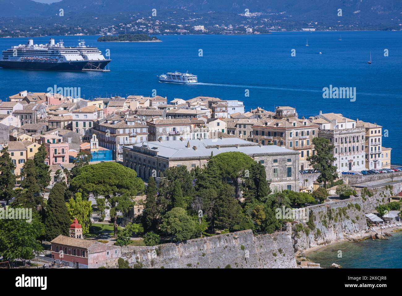Vue aérienne depuis l'ancienne forteresse vénitienne de Corfou sur une île grecque de Corfou, bateaux de croisière dans le Nouveau port sur le bakcenground Banque D'Images