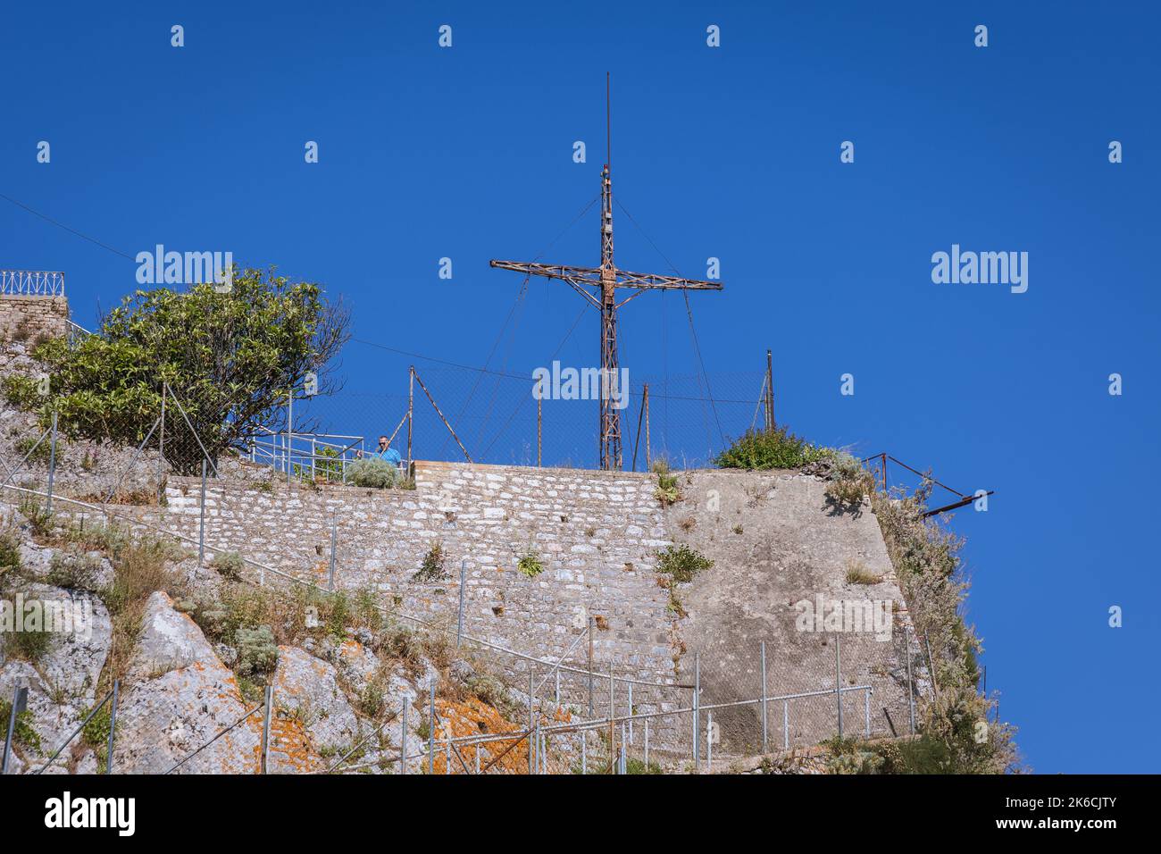 Croix de métal sur le sommet de l'ancienne forteresse vénitienne dans la ville de Corfou sur une île grecque de Corfou Banque D'Images