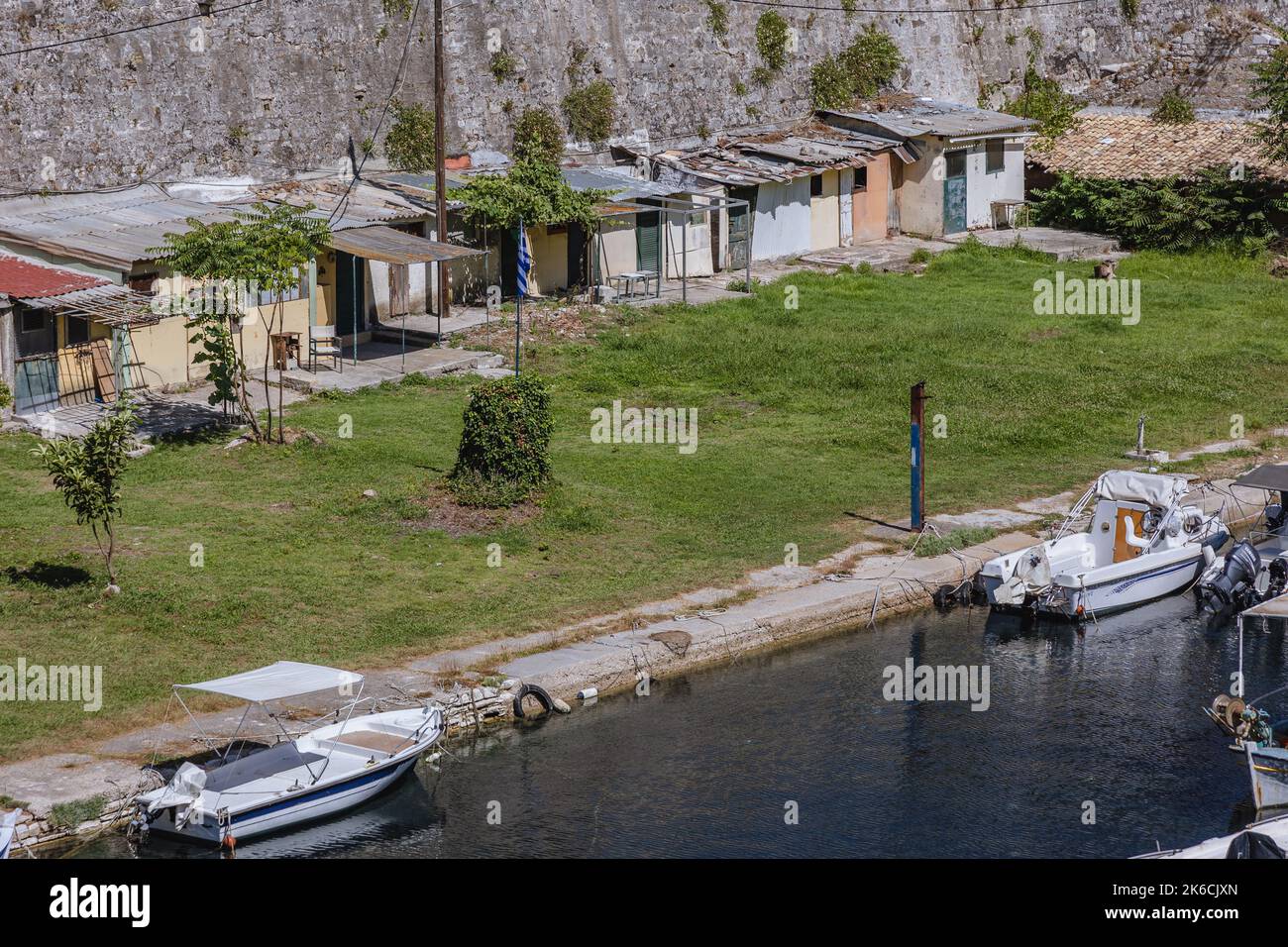 Petites gîtes de pêche sur la lande appelée Contrafossa dans la vieille forteresse vénitienne de la ville de Corfou sur une île grecque de Corfou Banque D'Images