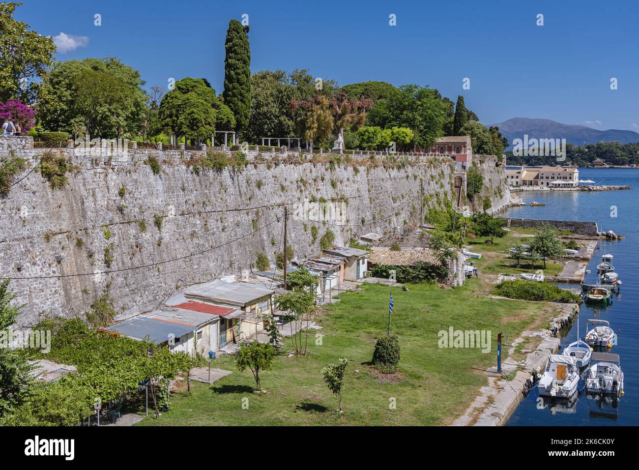 Petites gîtes de pêche sur la lande appelée Contrafossa dans la vieille forteresse vénitienne de la ville de Corfou sur une île grecque de Corfou Banque D'Images