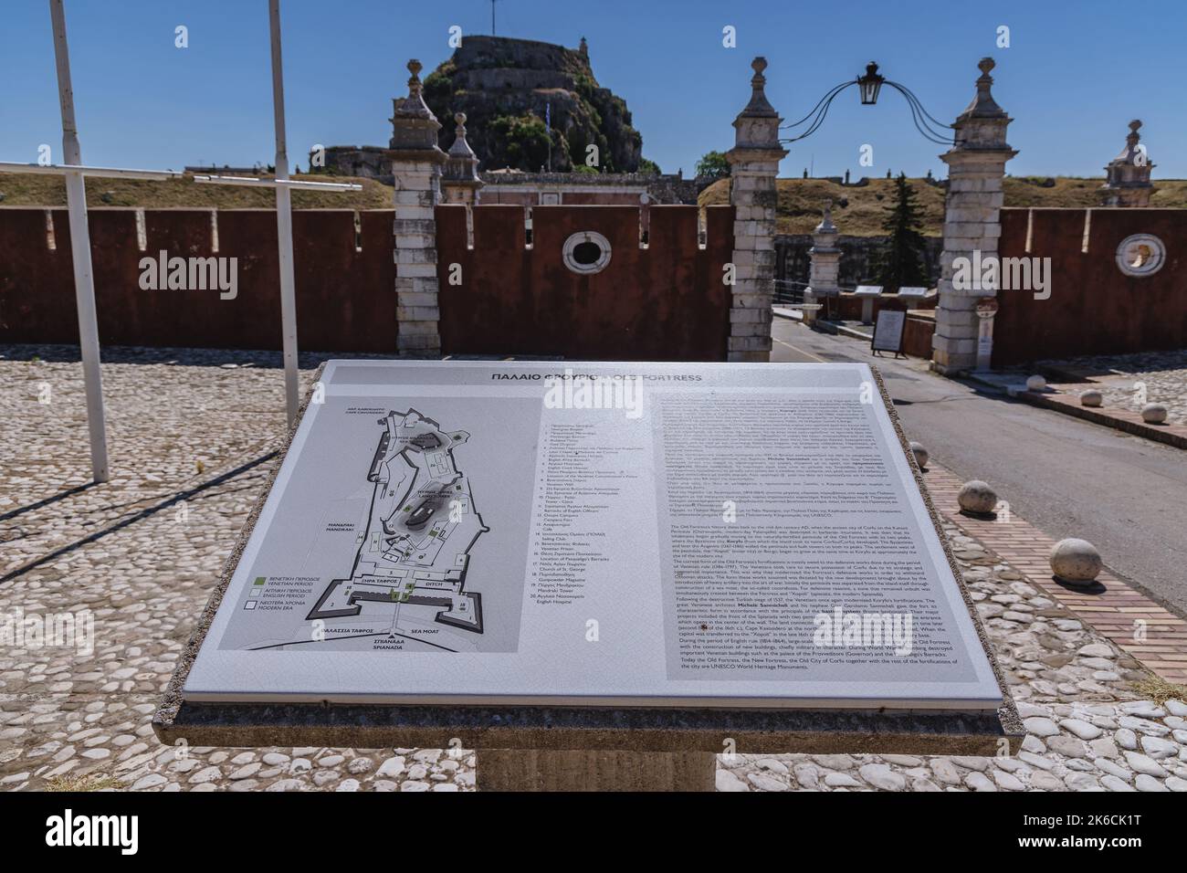 Panneau d'information en face de l'ancienne forteresse vénitienne dans la ville de Corfou sur une île grecque de Corfou Banque D'Images