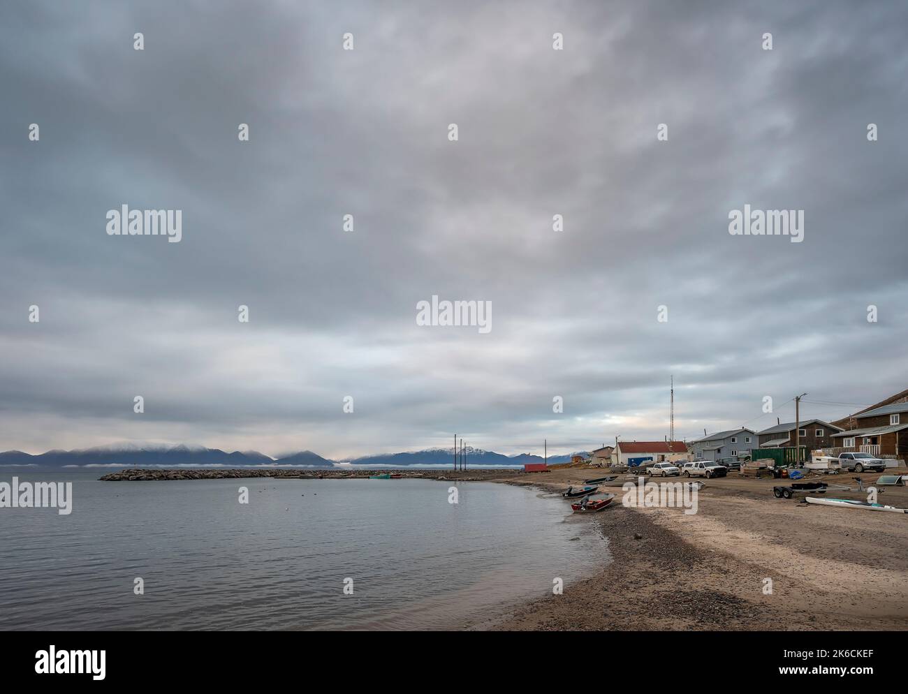 Vue sur le village de Pond Inlet (Mittimatalik) de l'autre côté de l'Inlet sur l'océan Arctique Banque D'Images