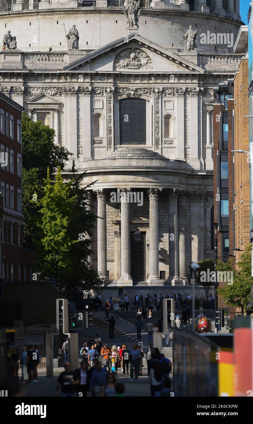 Photo en gros plan de l'entrée sud de la cathédrale St Pauls, vue depuis le pont du millénaire, montrant les piliers et la marche publique. Banque D'Images