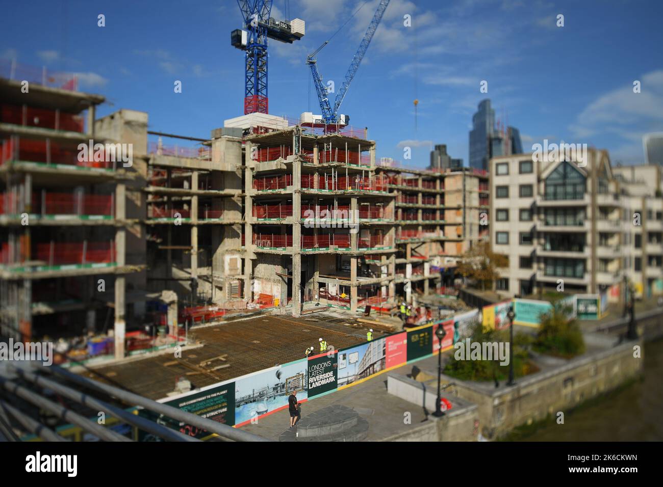 Un site de construction du pont du millénaire pour un nouveau complexe de bureaux durable à côté de la Tamise et de la cathédrale St Pauls de Londres. Banque D'Images