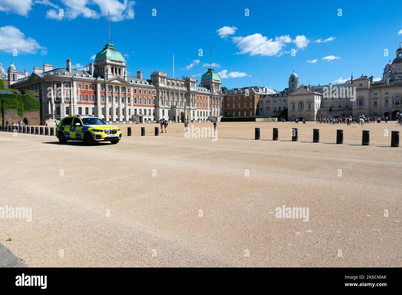 Voiture de police à Horse Guards Parade Westminister Londres Angleterre. Horse Guards Parade est un grand terrain de parade au large de Whitehall, dans le centre de Londres Banque D'Images