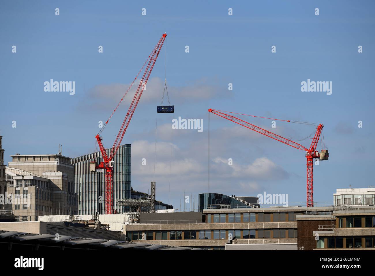 Grues travaillant dans le London Skyline déplacement de l'EMR conteneur de recyclage de métal du chantier de construction. Banque D'Images