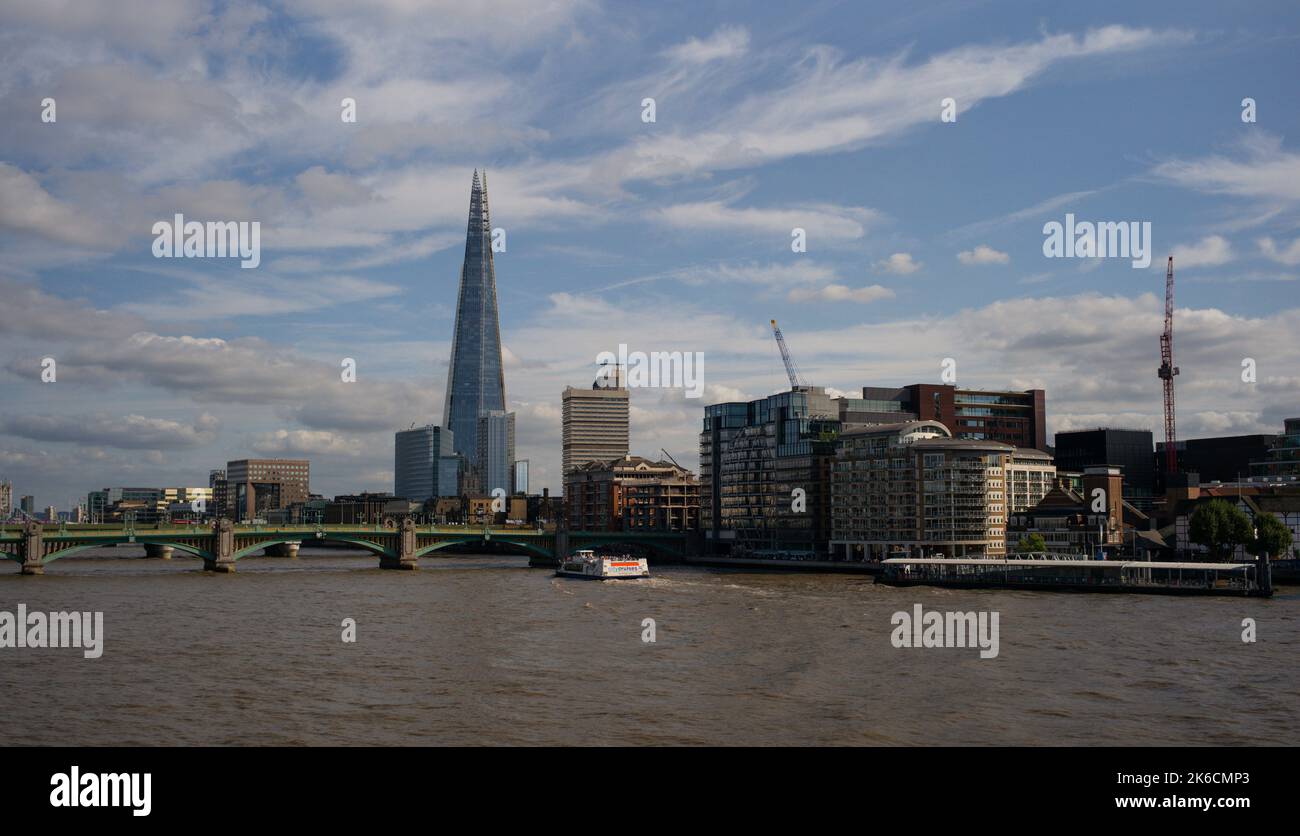 Vue panoramique sur la ville de Londres, en journée, en direction du pont Shard et Southwark et de la rive sud. Banque D'Images