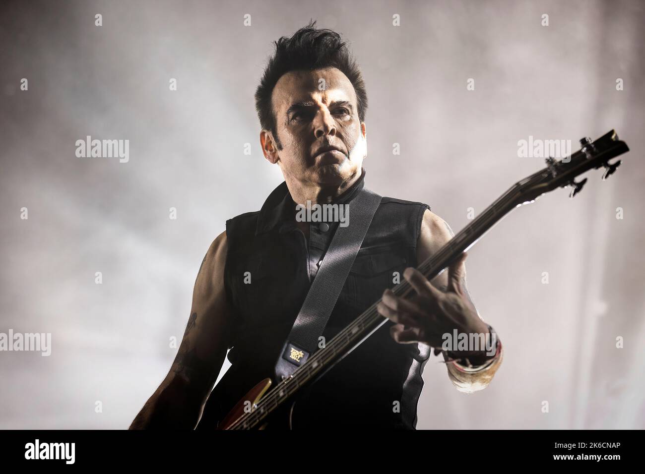 Oslo, Norvège. 12th octobre 2022. Le groupe de rock anglais The Cure joue un concert à Oslo Spektrum à Oslo. Le bassiste Simon Gallup est vu en direct sur scène. (Crédit photo : Gonzales photo/Alamy Live News Banque D'Images