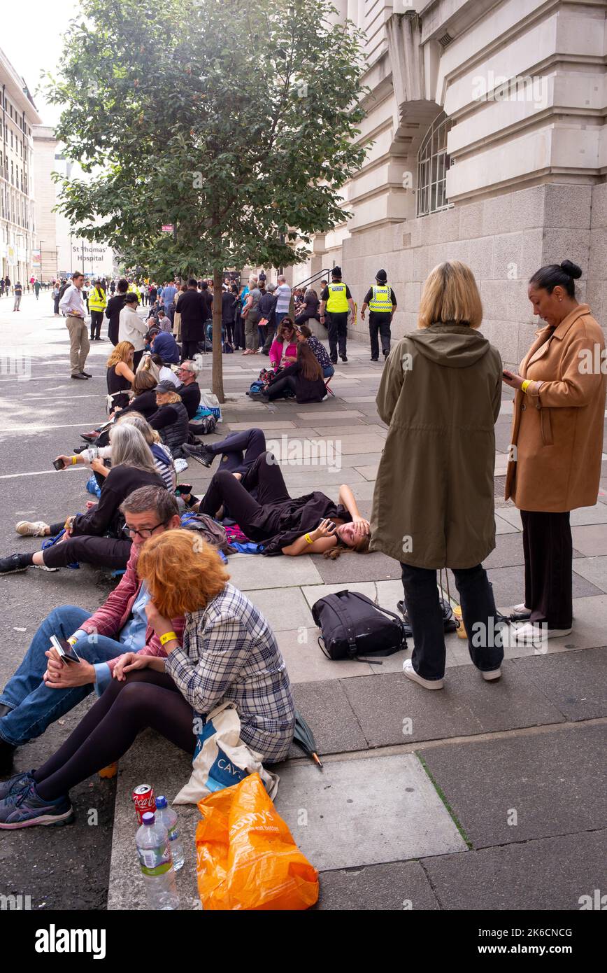 Les membres de la file d'attente publique le long de la South Bank London UK le premier jour de la Reine couché dans l'État à Westminster Hall.beaucoup de service d'observation au téléphone. Banque D'Images