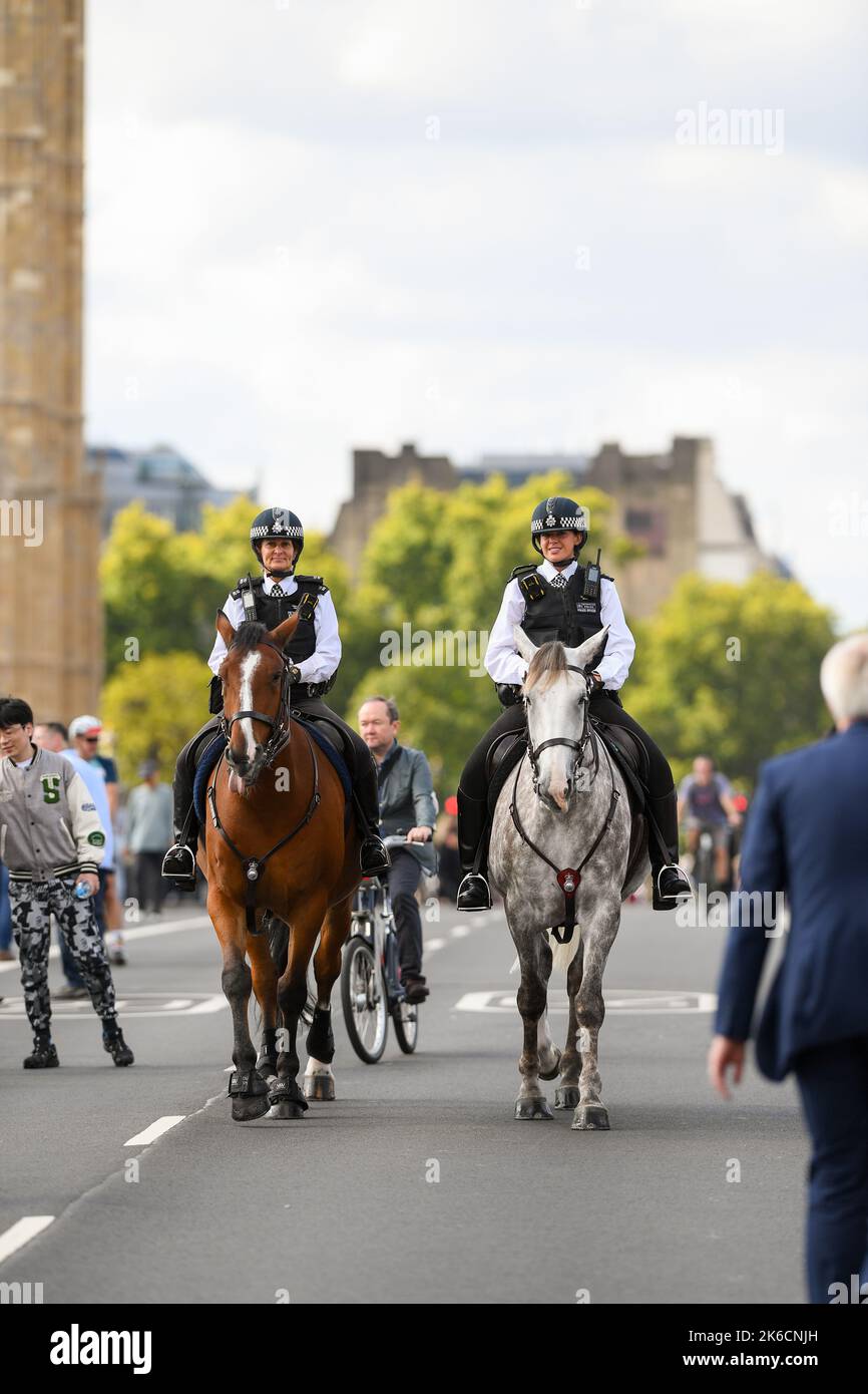 2 officiers de police montés en métropole surpassent le pont de Westminster à Londres le jour 1 de la Reine couché dans l'État. Banque D'Images