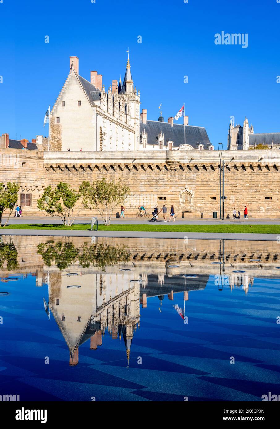 Le Château des ducs de Bretagne (Château des Ducs de Bretagne) se reflétant dans une piscine de réflexion par une journée ensoleillée à Nantes, France. Banque D'Images Le Château des ducs de Bretagne (Château des Ducs de Bretagne) se reflétant dans une piscine de réflexion par une journée ensoleillée à Nantes, France. Banque D'Images