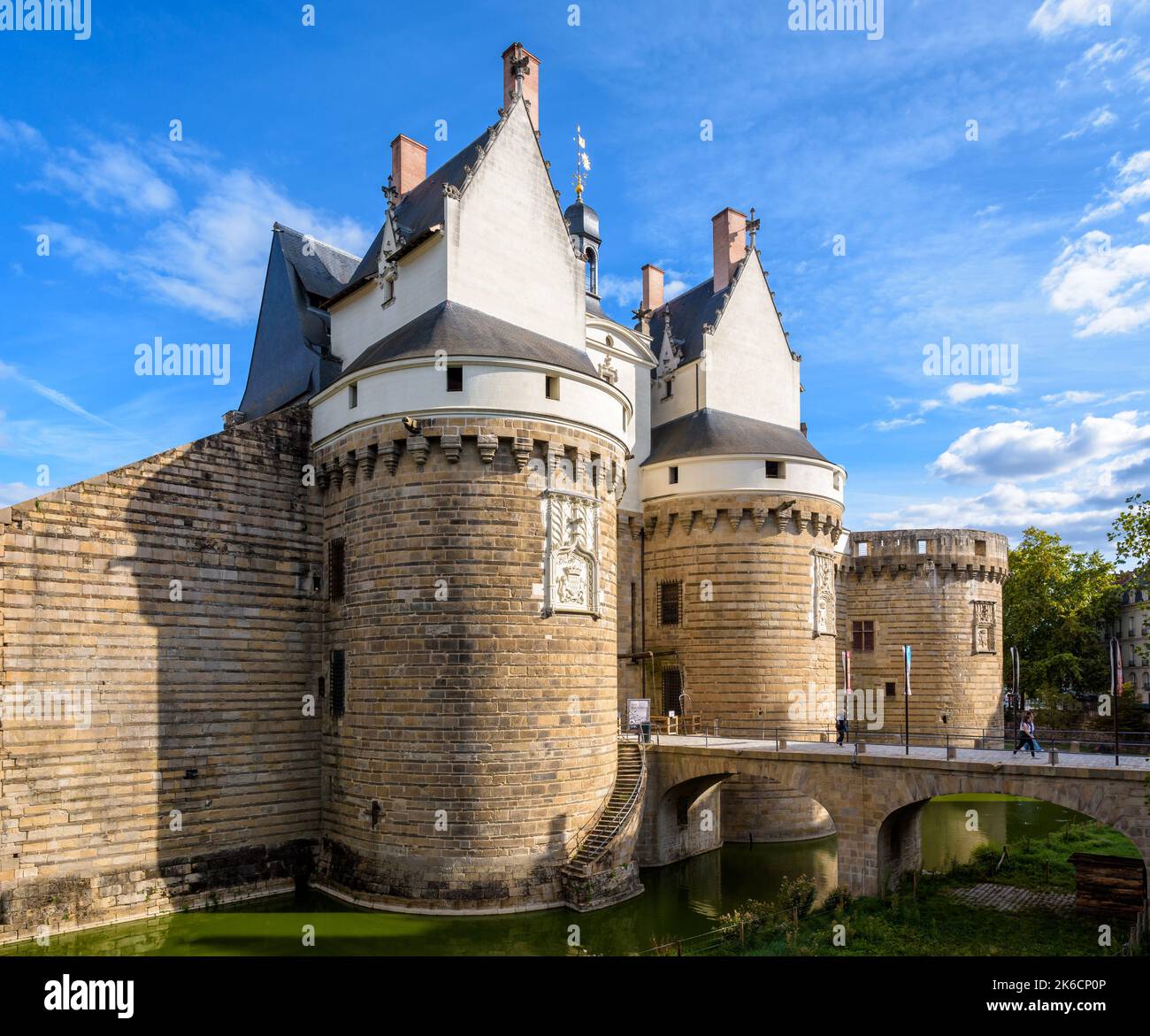 Gatehouse avec deux tours et pont en pierre à l'entrée du Château des ducs de Bretagne (Château des Ducs de Bretagne) à Nantes, France. Banque D'Images