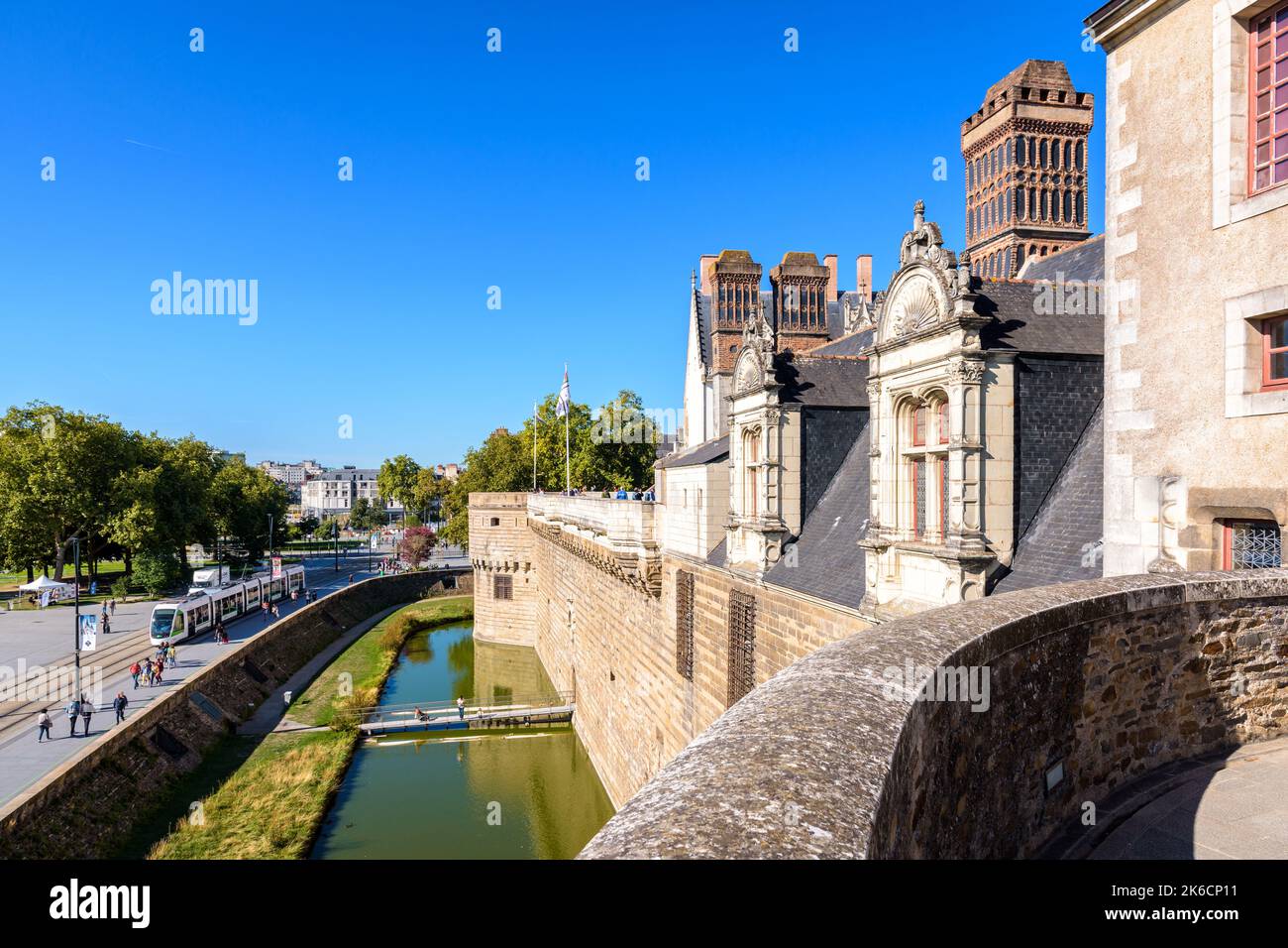 Vue sur les remparts et douves du Château des ducs de Bretagne (Château des Ducs de Bretagne) à Nantes, France. Banque D'Images Vue sur les remparts et douves du Château des ducs de Bretagne (Château des Ducs de Bretagne) à Nantes, France. Banque D'Images