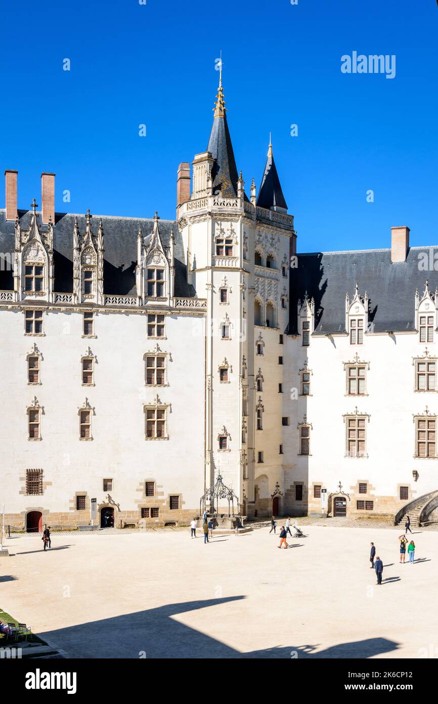 La tour de la Couronne d'Or et la cour du Château des ducs de Bretagne (Château des Ducs de Bretagne) à Nantes, France. Banque D'Images