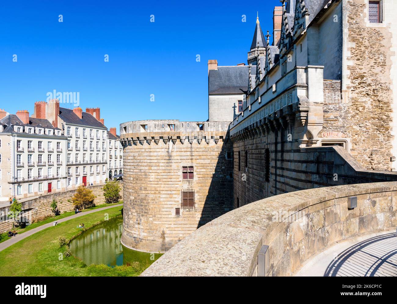 Vue sur la tour des Jacobins et le fossé du Château des Ducs de Bretagne (Château des Ducs de Bretagne) à Nantes, France. Banque D'Images