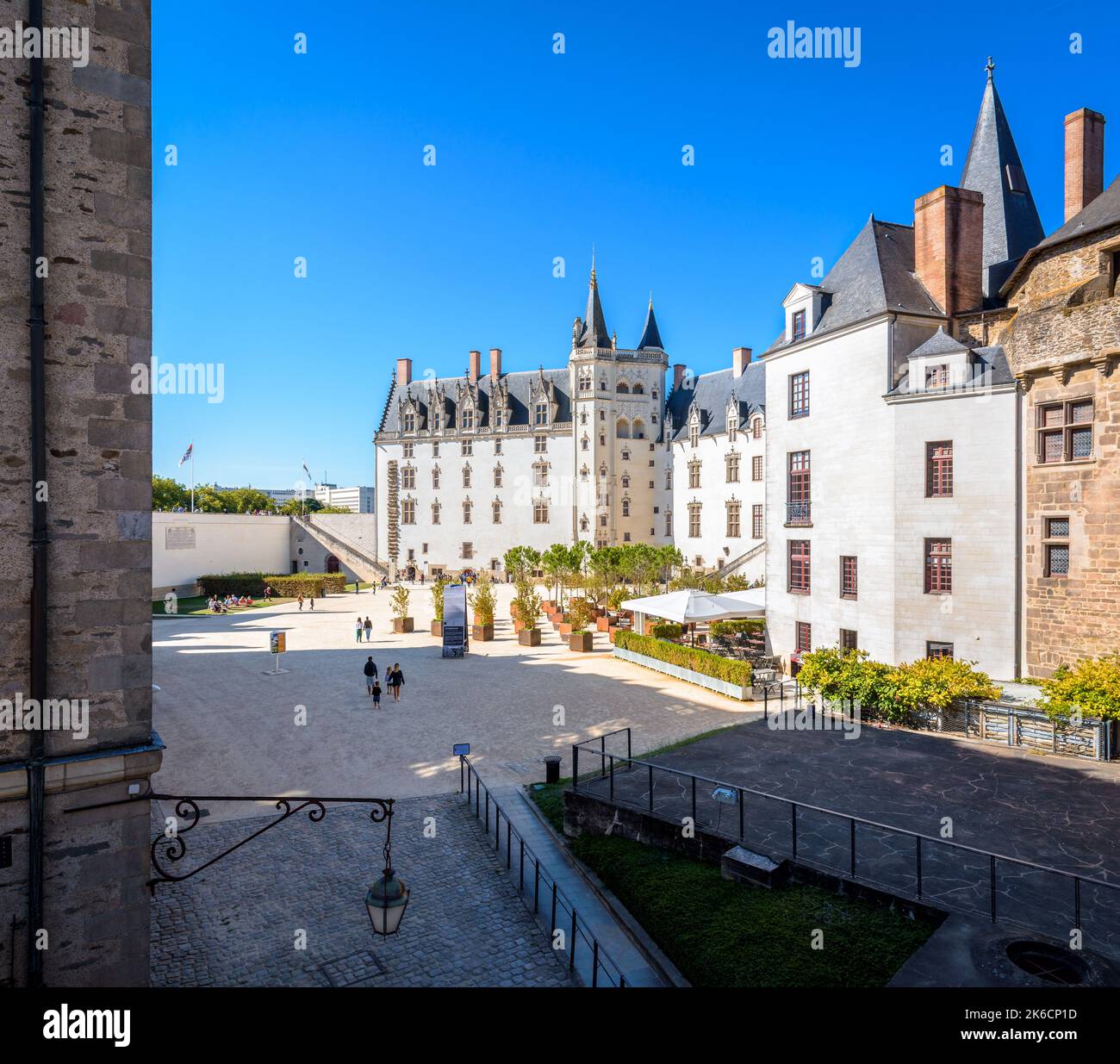 Cour du Château des Ducs de Bretagne à Nantes, France, avec le Grand Logis, la Tour de la Couronne d'Or et la conciergerie. Banque D'Images