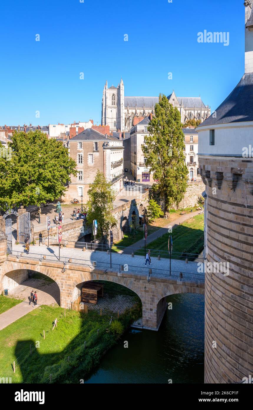 Vue sur le pont à l'entrée du château des Ducs de Bretagne à Nantes, France, avec la cathédrale Saint-Jean Pierre et Saint Paul. Banque D'Images