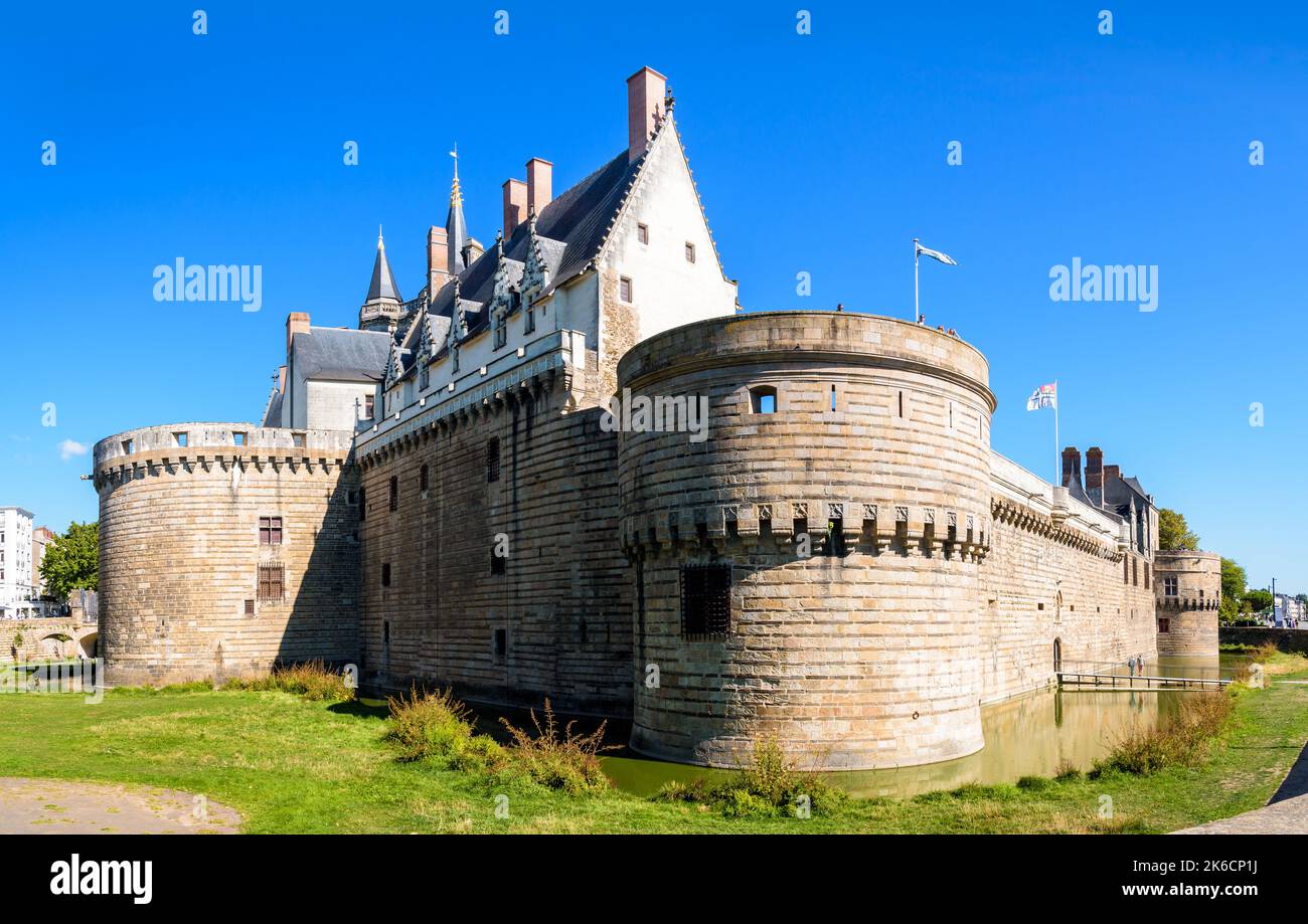 Vue panoramique sur le Château des Ducs de Bretagne (Château des Ducs de Bretagne) à Nantes, France, avec murs fortifiés, tours et douves. Banque D'Images Vue panoramique sur le Château des Ducs de Bretagne (Château des Ducs de Bretagne) à Nantes, France, avec murs fortifiés, tours et douves. Banque D'Images
