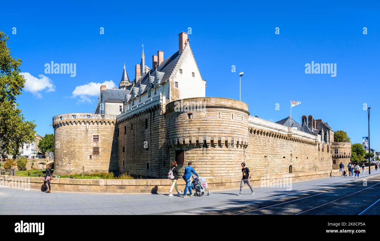 Vue panoramique sur le Château des Ducs de Bretagne (Château des Ducs de Bretagne) à Nantes, France, avec ses remparts et ses tours. Banque D'Images