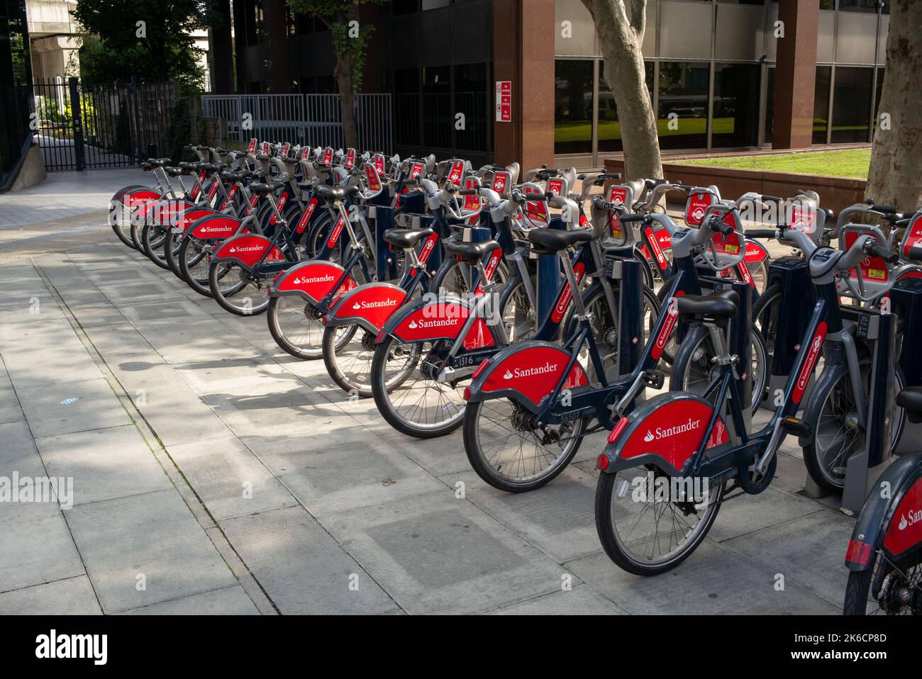 Santander (vélos Boris) location de vélos garés sur la route du Palais de Lambeth par une journée ensoleillée. Banque D'Images