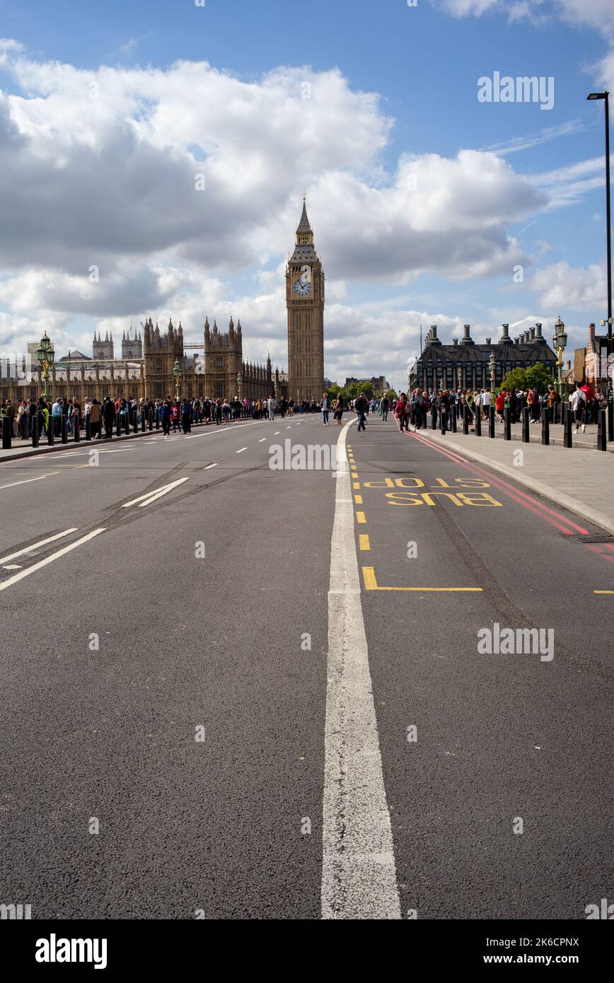Les chambres du Parlement vu du pont de Westminster qui est fermé à la circulation afin que les gens puissent marcher sur la route donnant une vue inhabituelle. Banque D'Images