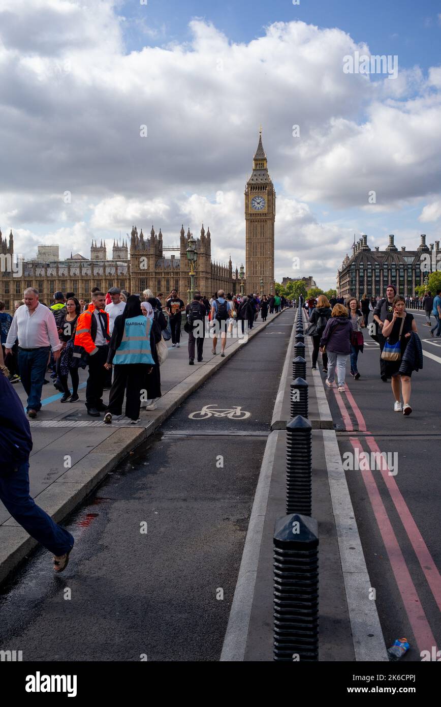 Piste cyclable menant à Westminster et au Parlement depuis le pont de Westminster avec les membres du public qui marchent sur la route car le pont est fermé à la circulation. Banque D'Images