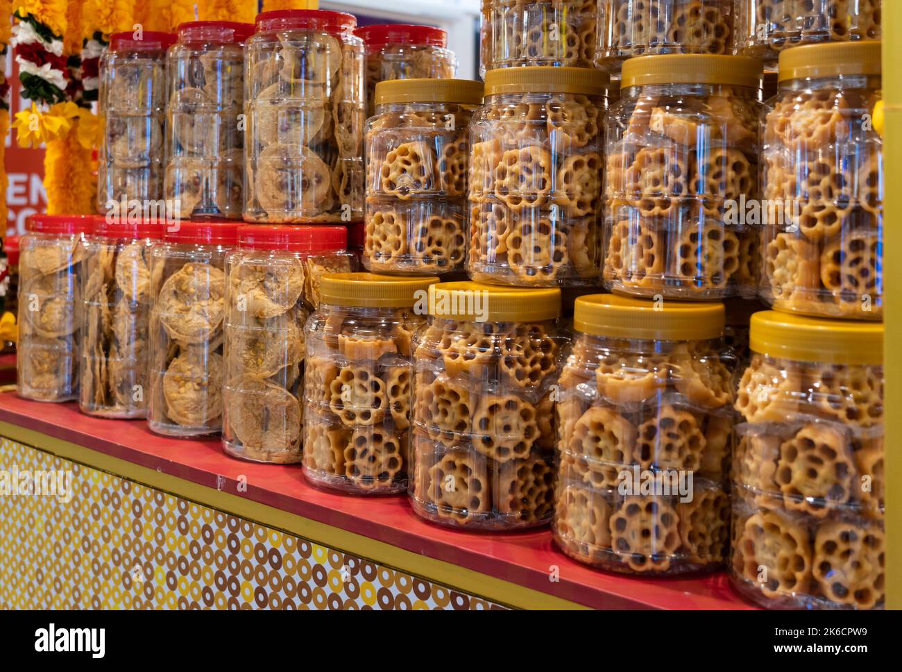 Vue rapprochée des biscuits en nid d'abeille et des craquelins croustillants aux cacahuètes vendus au stand. Banque D'Images