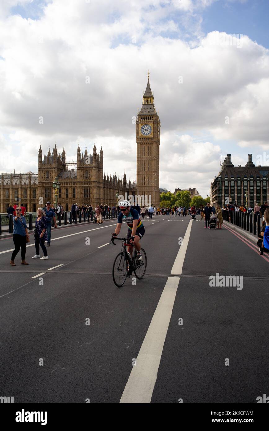 Un cycliste solitaire sur le pont de Westminster se déplace au milieu de la route après le pont est proche de la circulation dans le cadre de la Queens couché dans la cérémonie d'état. Banque D'Images