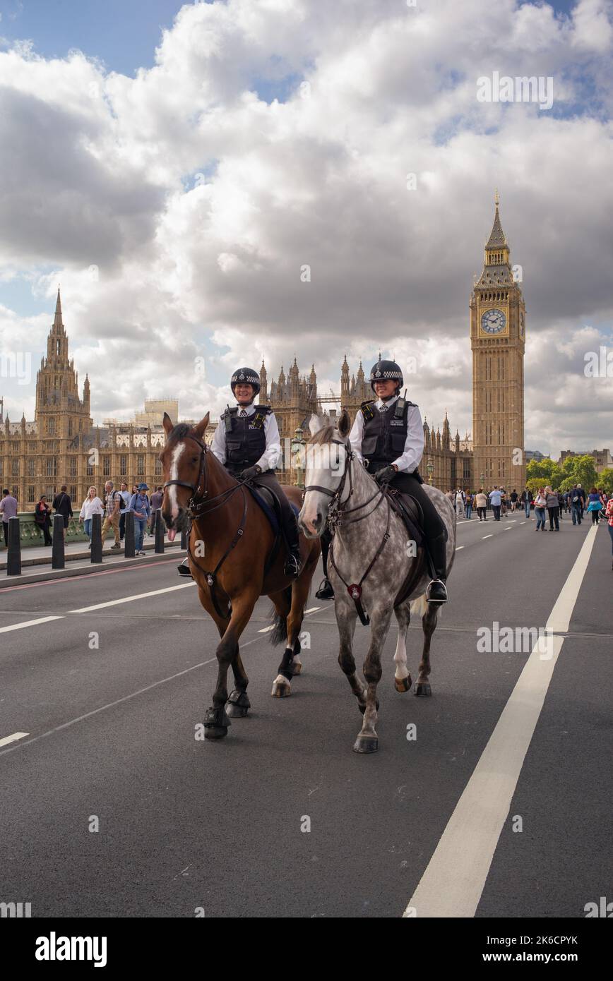 2 officiers de police montés en métropole surpassent Westminster Bridge London avec le Palais de Westminster en arrière-plan.jour 1Queen couché dans l'État. Banque D'Images