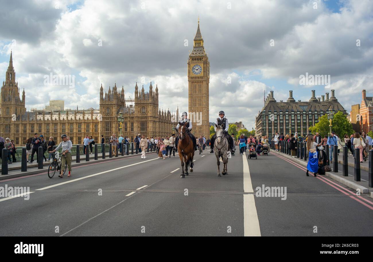 2 officiers de police montés en métropole surpassent Westminster Bridge London avec le Palais de Westminster en arrière-plan.jour 1Queen couché dans l'État. Banque D'Images