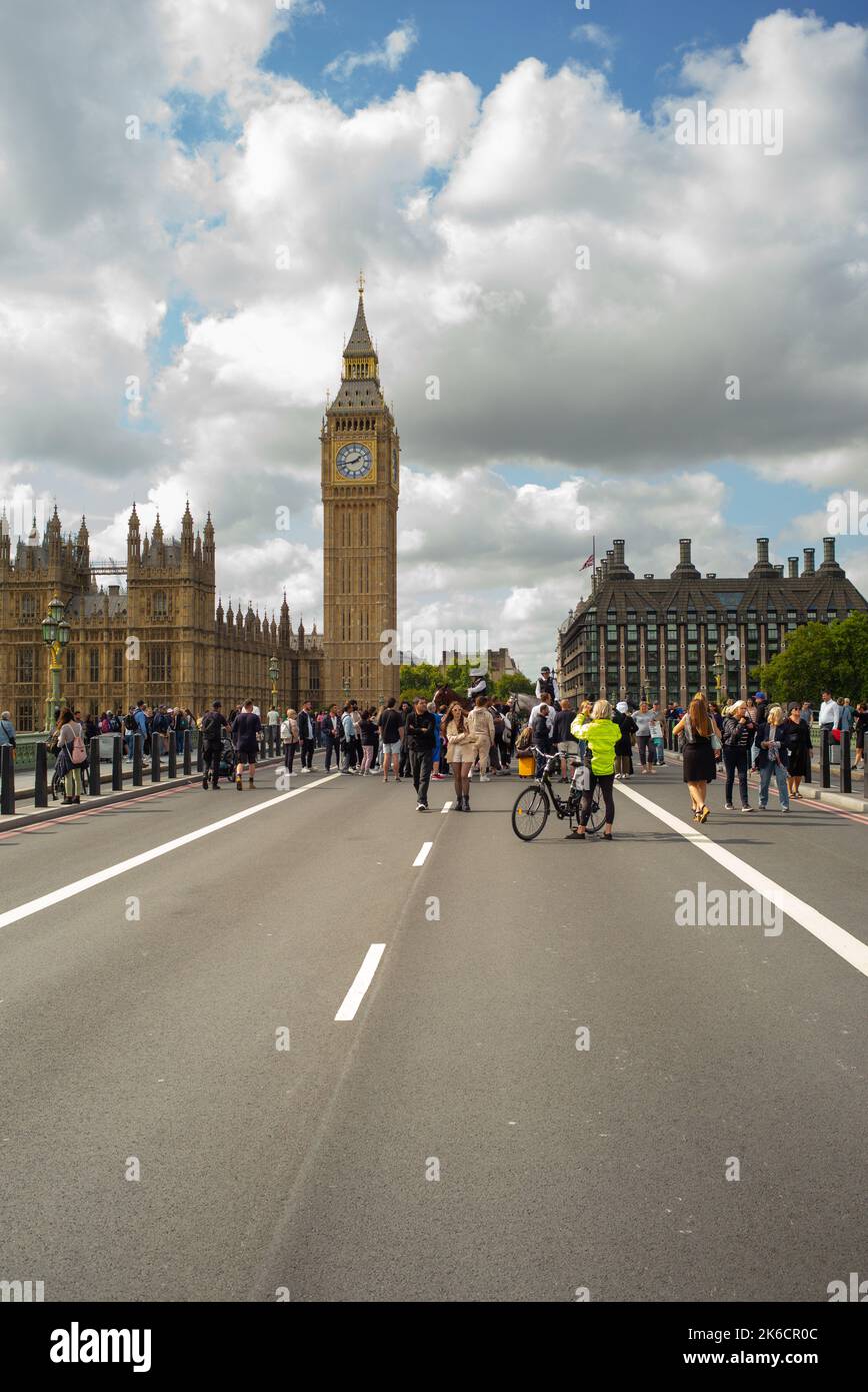 Le public se réunit autour des chevaux de la police et des officiers situés sur le pont de Westminster pendant la fermeture de la cérémonie des Queens couché dans l'État. Banque D'Images