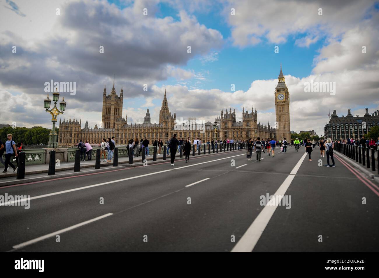 Les chambres du Parlement vu du pont de Westminster qui est fermé à la circulation afin que les gens puissent marcher sur la route donnant une vue inhabituelle. Banque D'Images